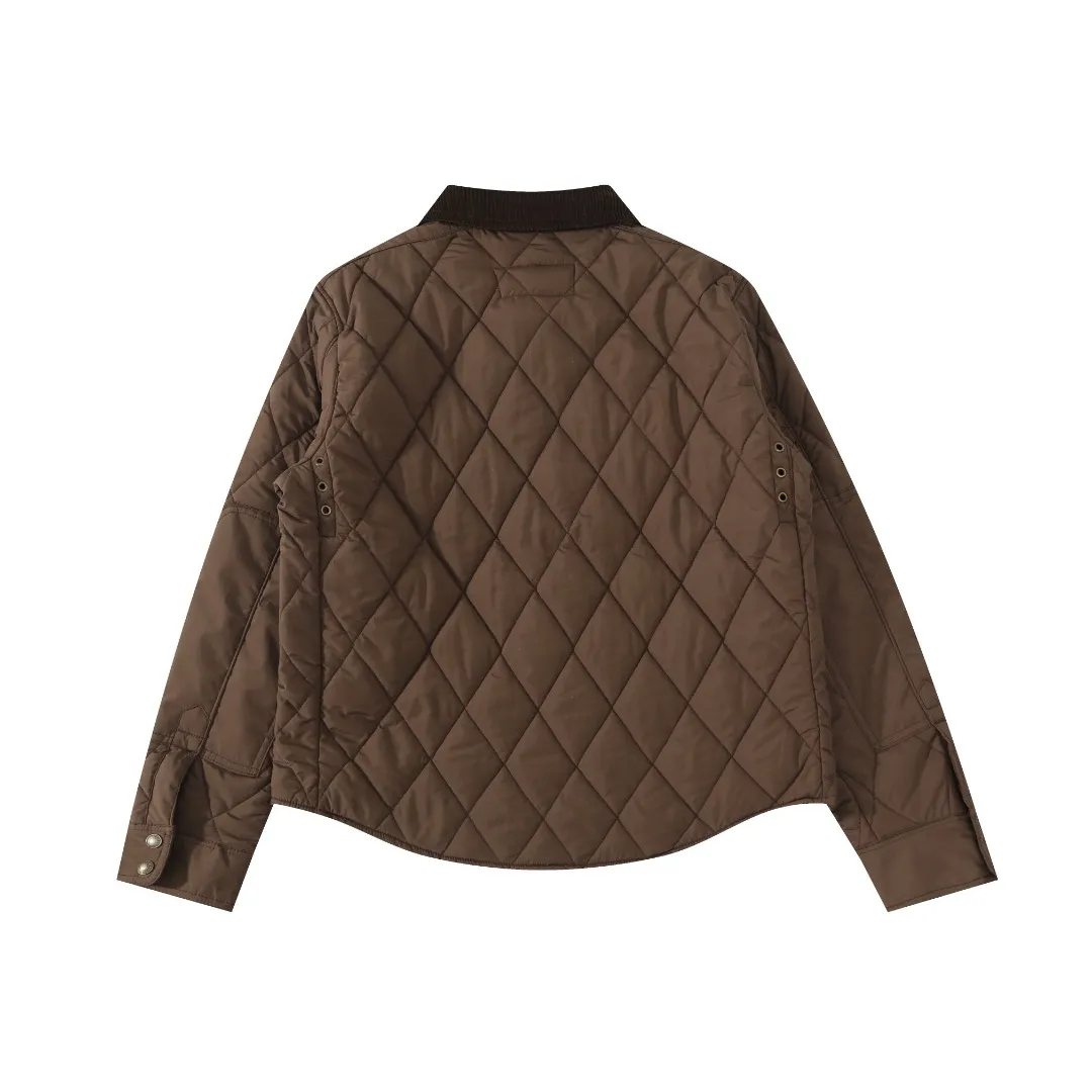 P370 #59 Ralph Lauren classic rhombus quilted cotton jacket for men and women. Inspired by retro workwear, it blends with contemporary British style. The imported machine-pressed rhombus quilting is accurately aligned, and the three-dimensional H-shaped tailoring is neat and slim. It is not bulky when layered in autumn and winter, and still maintains a light style.  Texture is reflected in the details: customized metal buckles, corduroy lapels, breathable eyelets under the arms, and slits on the hem, all replicating the brand's high-end genes. All excipients are standardized!  Five colors to choose from: black/khaki/brown/green/navy blue, easy to switch between commuting, leisure, and travel occasions. Function and appearance coexist: 37.5°C temperature control black technology, breathable and moisture-proof, anti-slip cotton patented fabric, temperature-locking, soft and waxy, durable and stylish. A retro warm-keeping item that can handle low temperatures calmly. The details are all made of craftsmanship, and the style has no limits. It has a classy look that will turn heads.  Color: Khaki Black Navy Green Brown Size: S M L